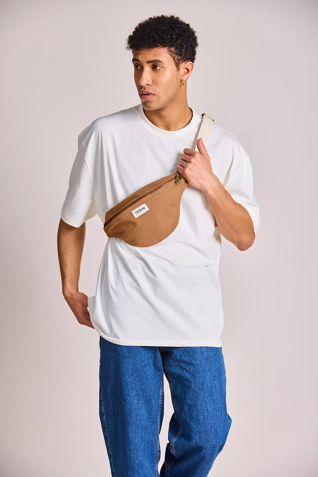 Sac banane Olivia cannelle porté homme